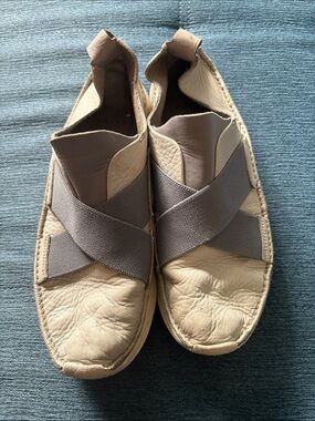 Gray Leather Slip-On Shoes with Elastic Cross Straps
